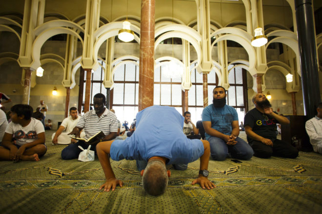 Un momento de rezo del viernes, en la mezquita de la M-30 de Madrid.