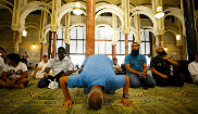 Un momento de rezo del viernes, en la mezquita de la M-30 de Madrid.