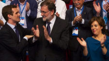 Pablo Casado celebra su triunfo en presencia de Mariano Rajoy