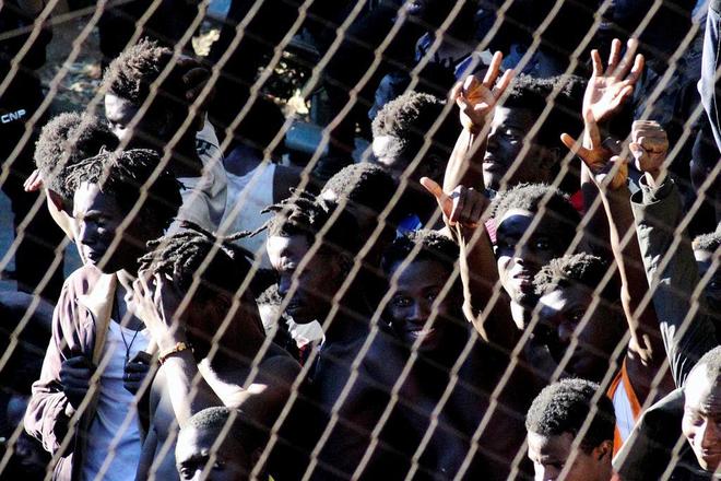 Inmigrantes subsaharianos en la frontera de Ceuta