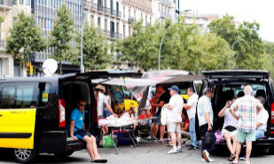 Taxistas en huelga ocupan la Gran Va de Barcelona este domingo.
