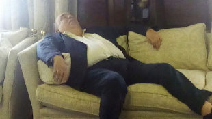 El concejal socialista Roberto Fernndez echa una siesta durante el...