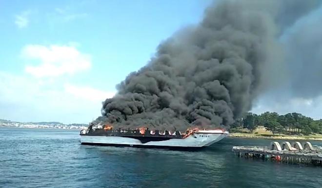 El barco de pasajeros incendiado el pasado 24 de julio en la Ra de...