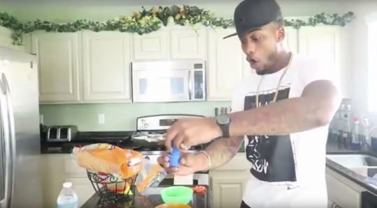 El &apos;youtuber&apos; CJ Cool, preparando helado con laxantes para los nios.