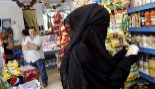 Una mujer con velo integral en un supermercado.