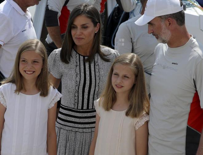 La Reina Letizia y sus hijas con el rey Felipe VI en su visita al Club...