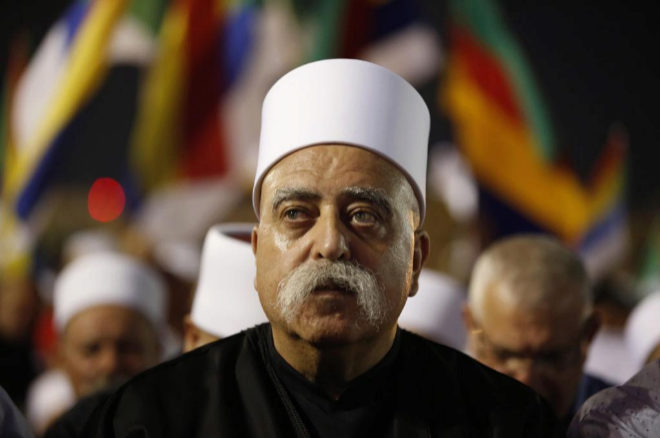 Tel Aviv (Israel), 04/08/2018.- Spiritual leader of the Druze community in Israel, Mowafak Tarif, attends a demonstration by the Druze community against the controversial 'Nationality Bill' in Rabin square in Tel Aviv, Israel, 04 August 2018. The controversial Bill passed in the Knesset Israeli parliament) on 19 July legally redefine Israel status as a 'Jewish state with democratic regime' instead of the official status 'Jewish and democratic state'. Reportsa state that the Bill aroused great criticism from non-Jewish communities living in Israel, mainly the Druze community that serve in the Israeli Army, claiming inequality. (Protestas) EFE/EPA/ABIR SULTAN