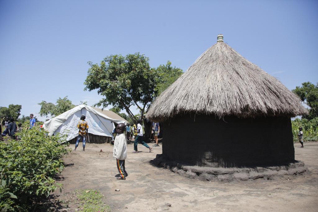 Acnur facilita a los refugiados material para construirse sus propias casas.