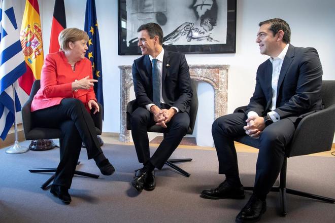 Angela Merkel y Pedro Snchez, junto al primer ministro griego,...