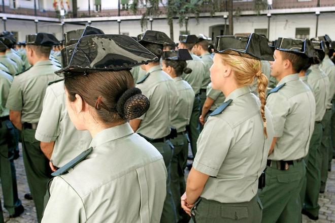 Mujeres guardias civiles, durante una ceremonia de incorporacin de...