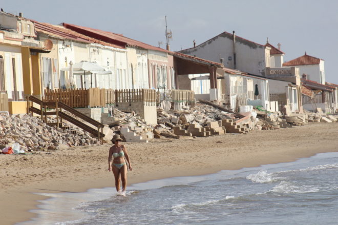 Una mujer pasea por la playa de Guardamar del Segura, en Alicante.