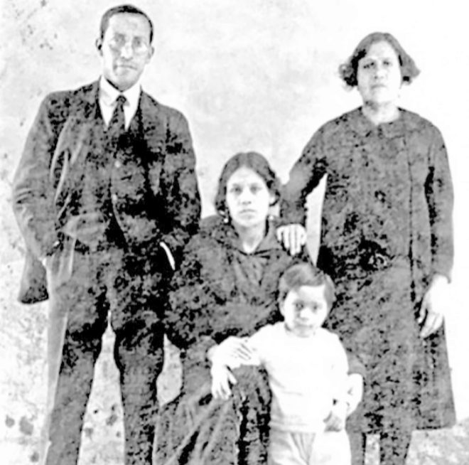 Castaneda con sus padres y Lucy, su hermana. Nació en Cajamarca en 1925.