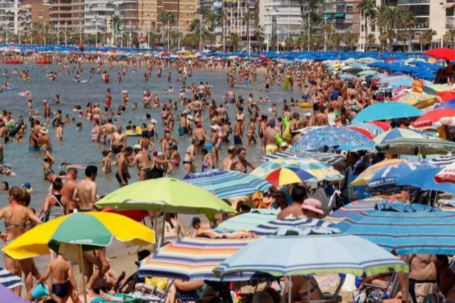 Cientos de bañistas en la playa de Benidorm.