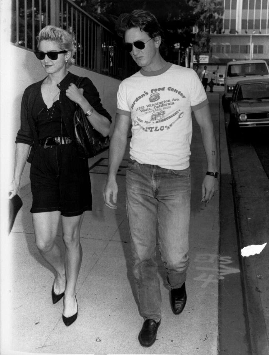 Madonna conoci a su primer esposo, Sean Penn (58), en enero de 1985,...