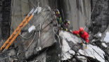 Los equipos de emergencias trabajan entre los escombros del puente...