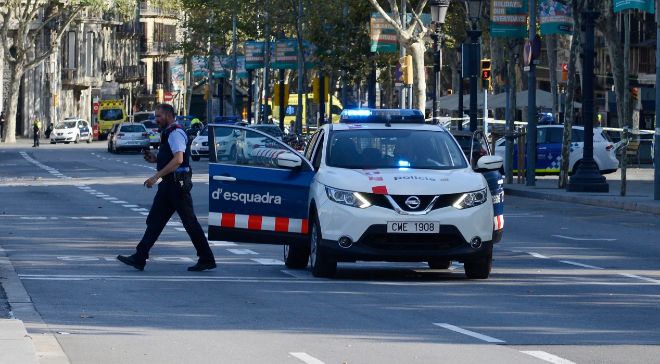 Un agente sale de un coche de los Mossos, durante el atentado del 17-a...