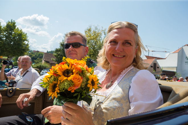 La ministra Karin Kneissl y su esposo, el empresario Wolfgang Meilinger, tras casarse.