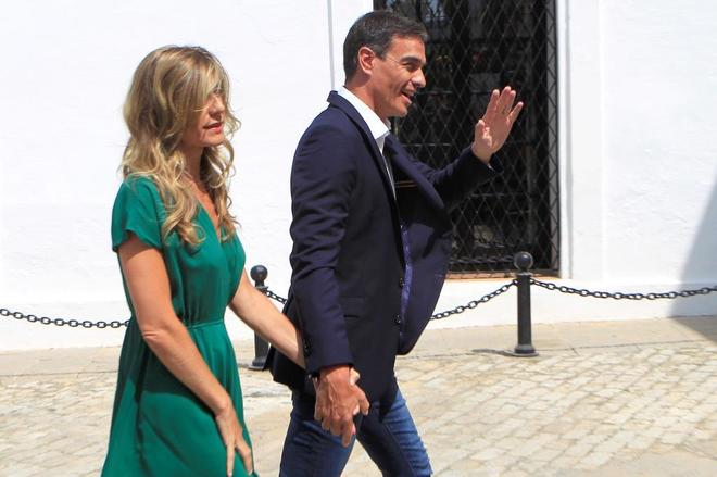 Pedro Snchez y su esposa, Begoa Gmez, este agosto en Sanlcar...