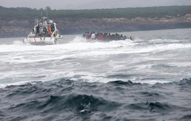 Una embarcacin de la Guardia Civil intercepta una lancha con...