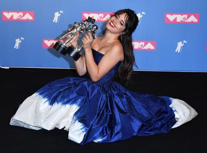 Camila Cabello, con sus dos premios MTV en la gala celebrada en Nueva...