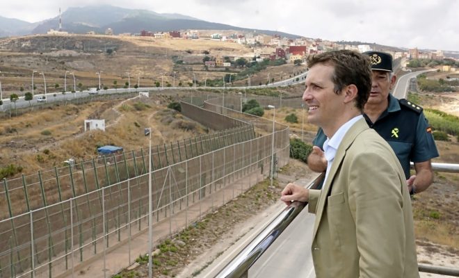 El presidente del PP, Pablo Casado, observa la valla de Melilla...