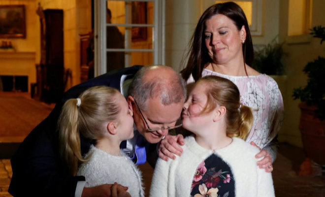 El nuevo primer ministro australiano con su esposa, Jenny, y sus dos hijas.