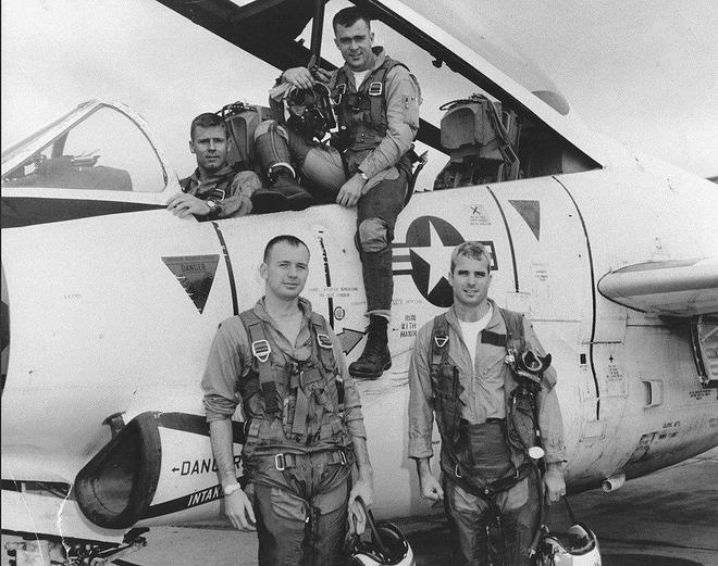 Mc Cain, abajo a la derecha, con su escuadrón del Ejército en 1965.