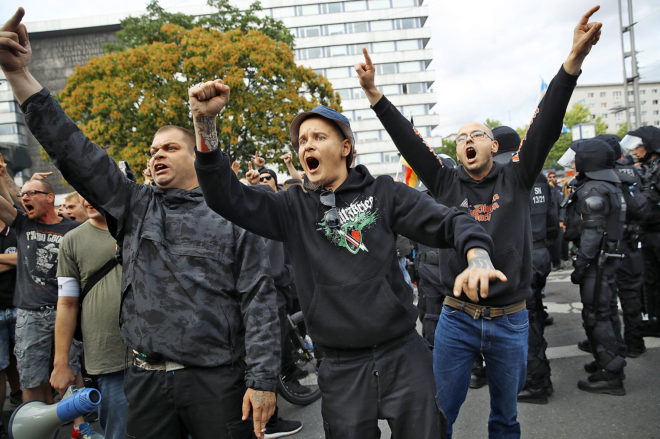 Ultraderechistas gritan contra los extranjeros en la ciudad alemana de Chemnitz.