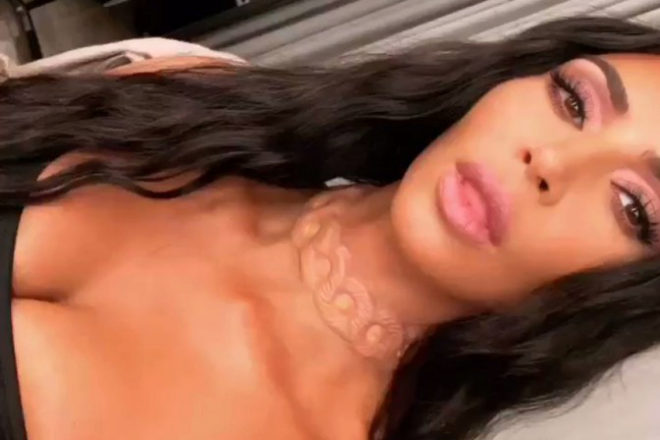 Kim Kardashian muestra su collar implantado bajo la piel a sus...
