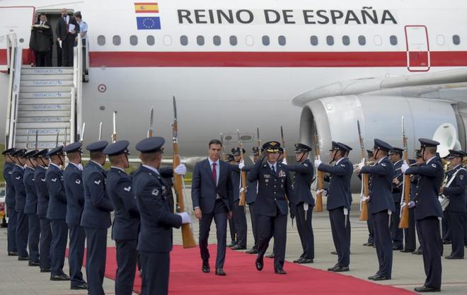 El presidente espaol Pedro Snchez, recibido por la guardia de...