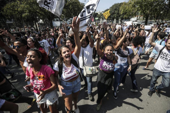 Manifestantes entran en el recinto del Museo Nacional de Ro de Janeiro protestando por la falta de recursos para preservar el patrimonio cultural.