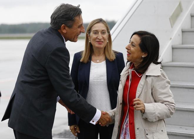 La presidenta del Congreso, Ana Pastor, y la ministra de Defensa,...