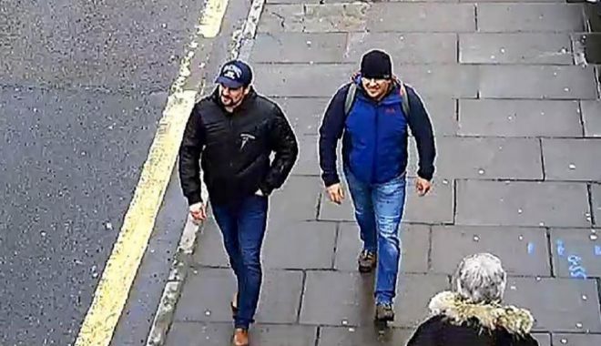 Los dos sospechosos caminando por Fisherton Road, en Salisbury.