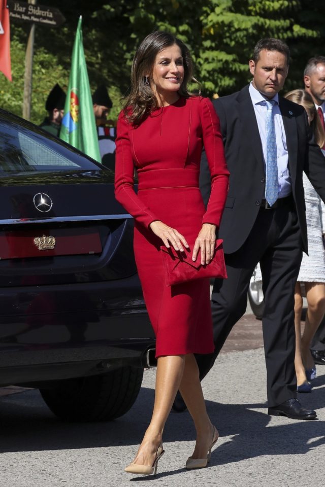 Letizia vestido rojo de Carolina Herrera para visitar Covadonga