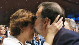 Mariano Rajoy besa a Soraya Senz de Santamara tras su...