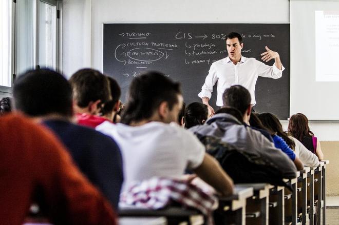 Pedro Sánchez impartiendo clase en la Universidad Autónoma de...