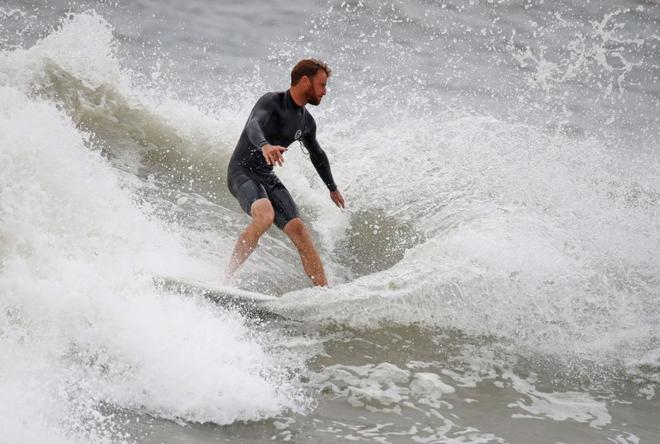Un surfista aborda las olas ms altas de lo normal frente a la costa de Long Island