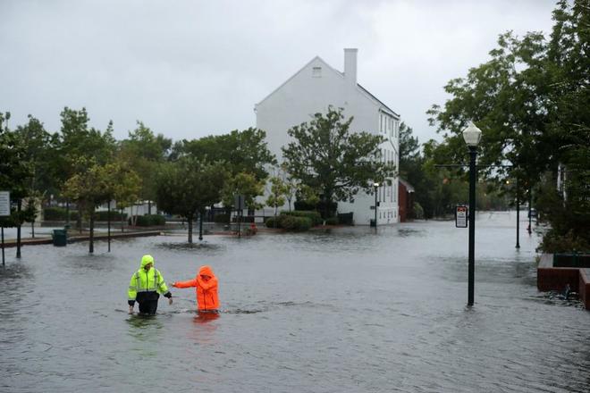 Los residentes caminan en calles inundadas en Carolina del Norte
