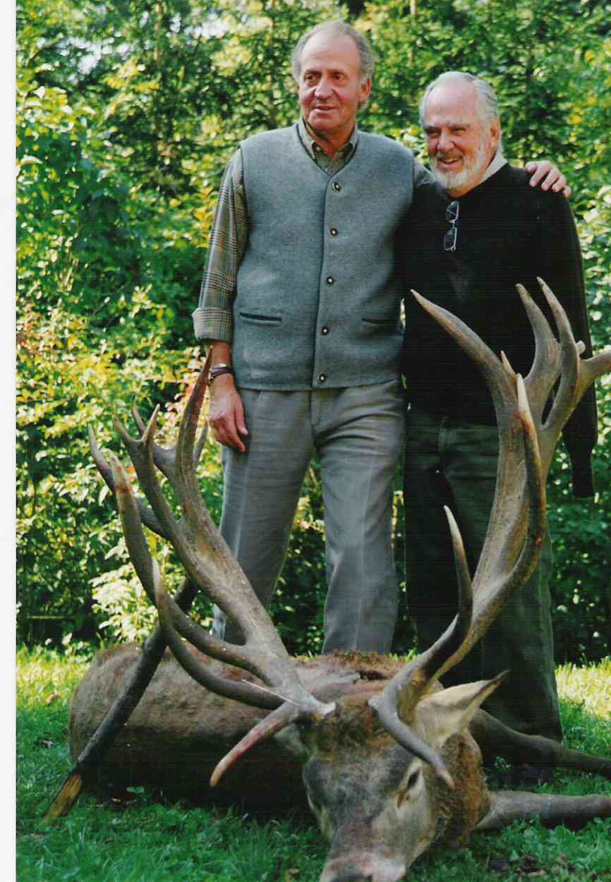 El Emrito, con Manolo Prado junto a un ciervo abatido en Austria....