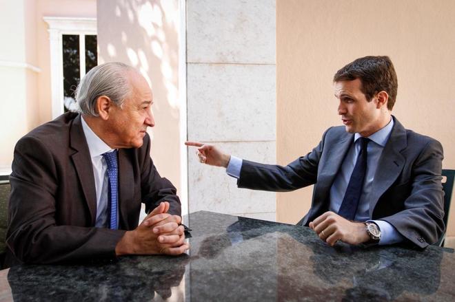 Pablo Casado conversa con el presidente del PDS portugus, Rui Rio,...