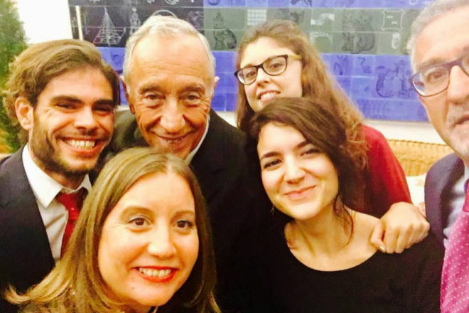 El presidente portugus posa en un &apos;selfie&apos; con los corresponsales...