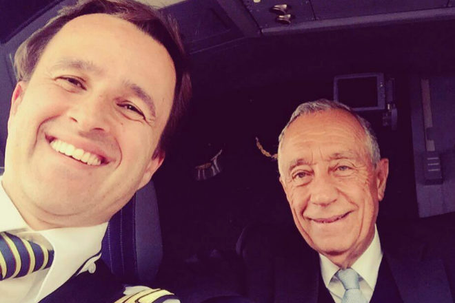 El presidente luso con un piloto en un vuelo oficial por Brasil.