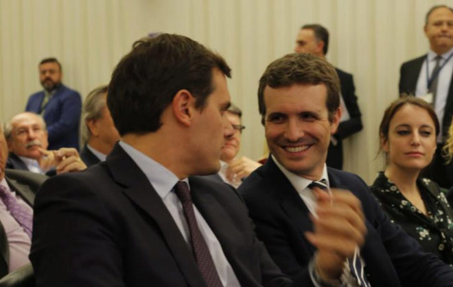 Los presidentes de Ciudadanos y del PP, Albert Rivera y Pablo Casado,...