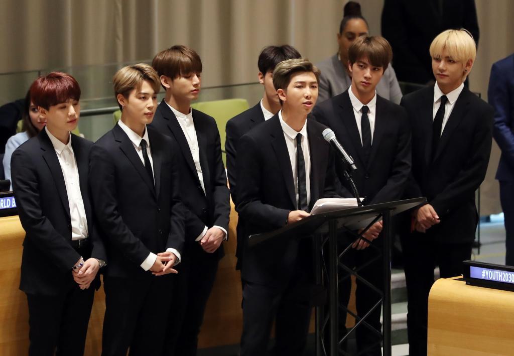 Miembros de la banda surcoreana BTS hablando en la ONU para apoyar la...
