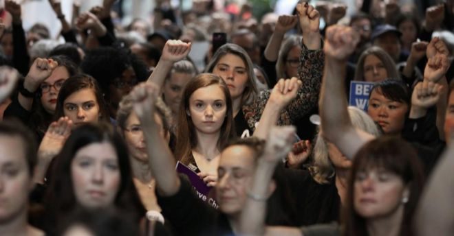 Centenares de mujeres protestan contra Brett Kavanaugh