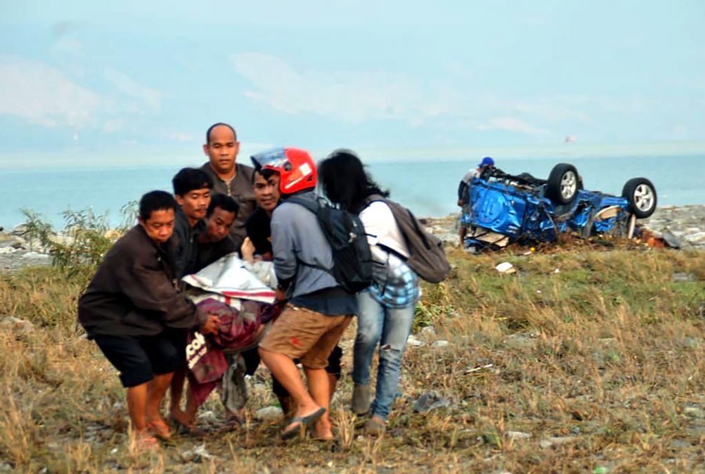 Varios turistas trasladan en la isla de Sulawesi a un herido tras el...