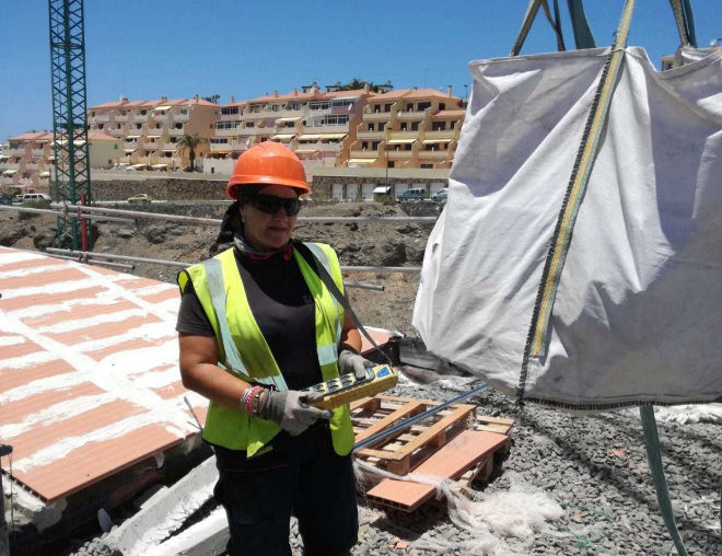 Las mujeres empiezan a pisar fuerte en el sector de la construcción: su presencia crece un 10% en un año
