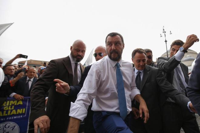 El ministro del Interior, Matteo Salvini (c), saluda a varios...