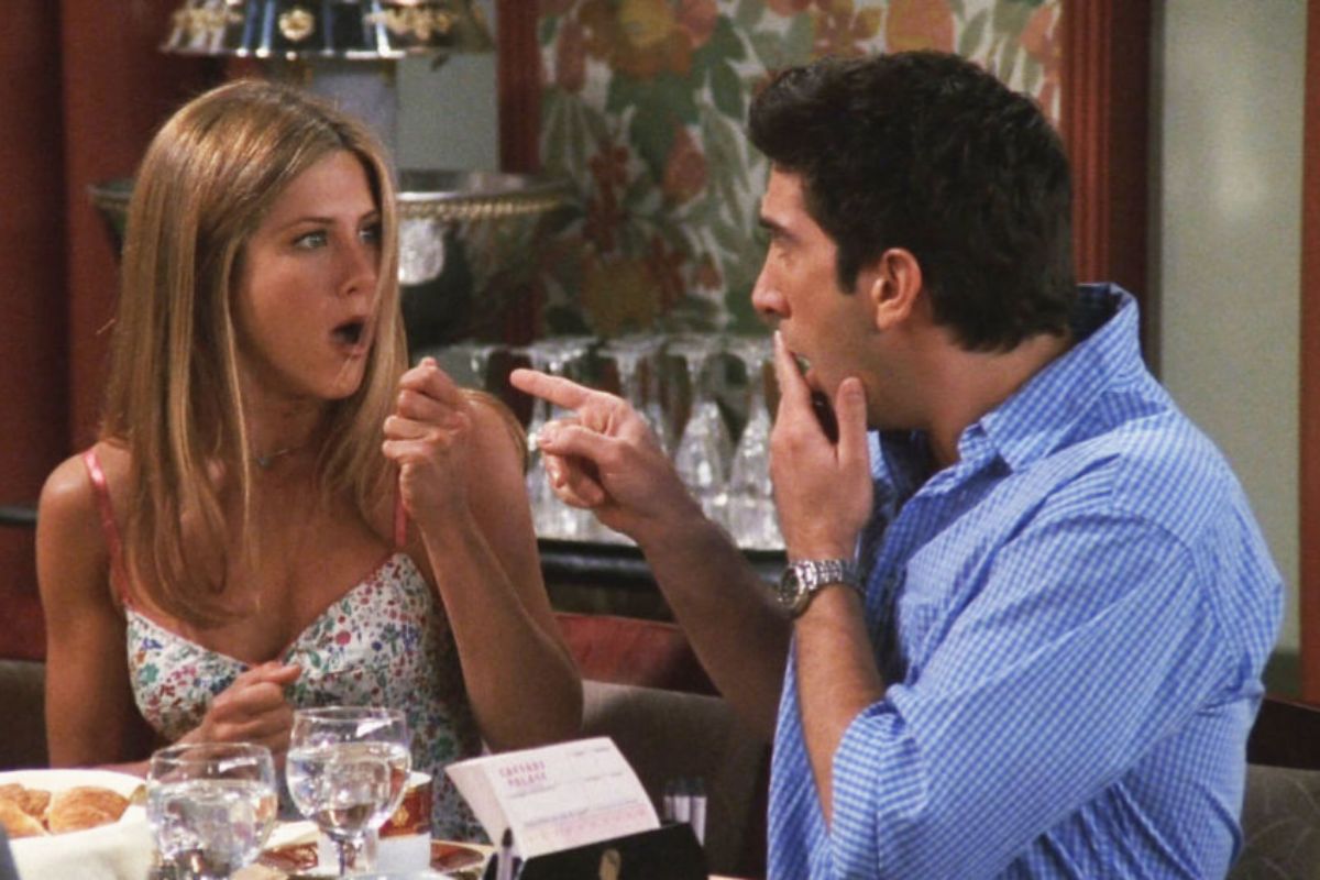 David Schwimmer y Jennifer Aniston interpretando a Ross y Rachel en un...