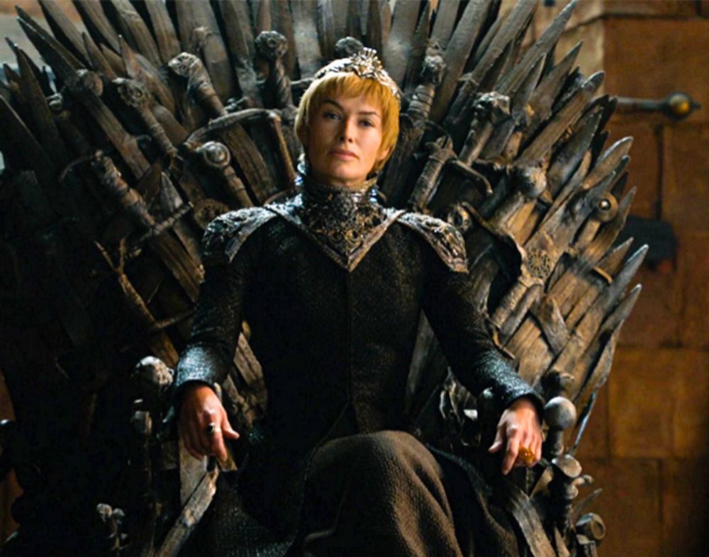 Lena Headey como Cersei sentada en el Trono de Hierro de Juego de...